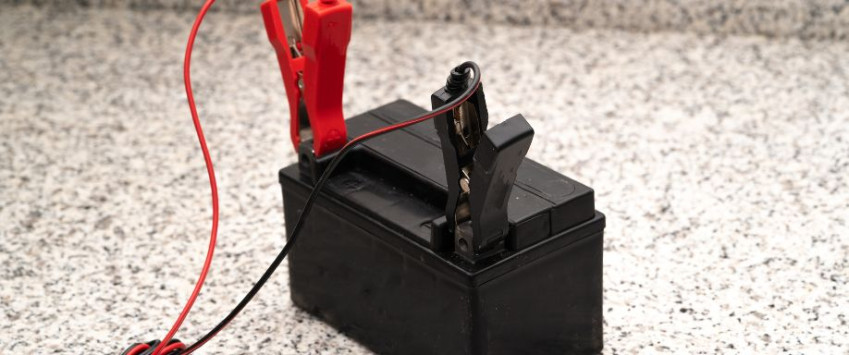 Cuanto Voltaje Tiene Una Bateria De Carro