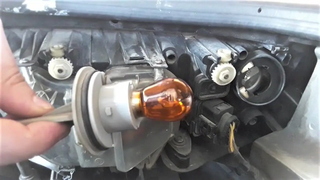 How To Change The Signal Light Bulb HOW TO CHANGE A TURN SIGNAL BULB ON YOUR CAR?