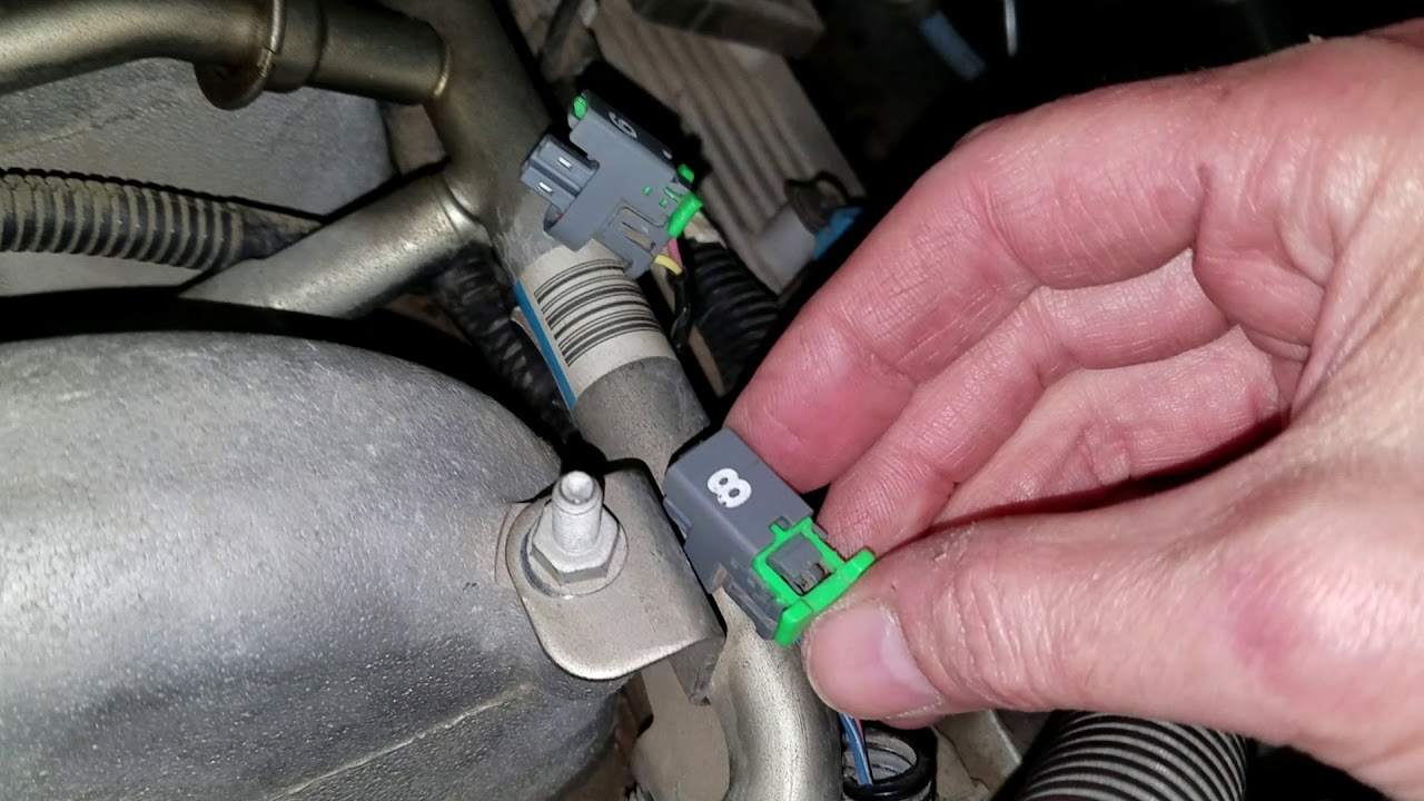 How To Take Off Fuel Injectors How to Remove Fuel Injector connector with Green clip on 8.1 Vortec