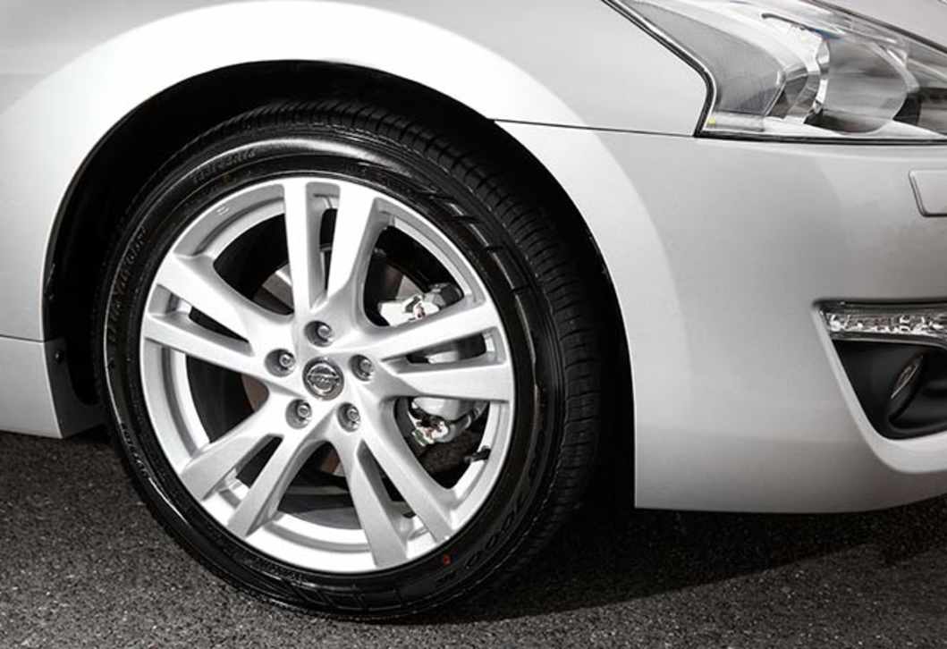 2014 Nissan Altima Wheel Size